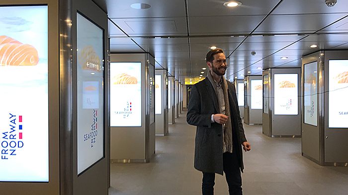 Under laksekampamjen fikk 18 millioner japanere se reklamefilm for norsk laks på metro- og togstasjoner - hver dag. Her sjekker Sjømatrådets fiskeriutsending, Gunvar L. Wie, at filmene ruller og går som de skal. FOTO: Norges sjømatråd