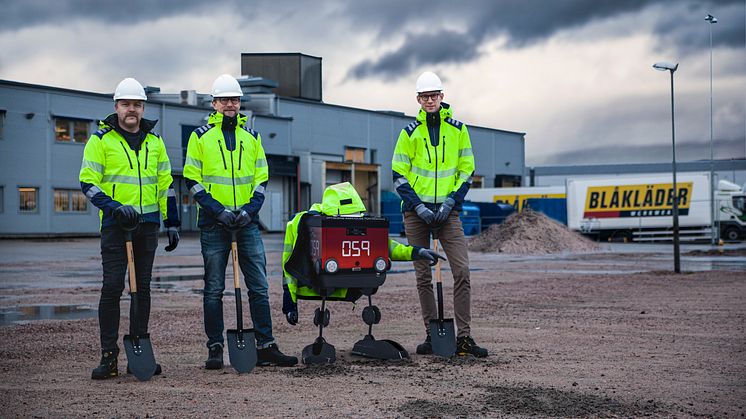  Blåkläders Jakob Schillerås (Fastighets-, Service- & Underhållsansvarig), Anders Carlsson (VD) och Thomas Olsson (Logistics Manager) fick hjälp av en AutoStore-robot när de tog de första spadtagen på företagets utbyggnation av sitt huvudkontor.