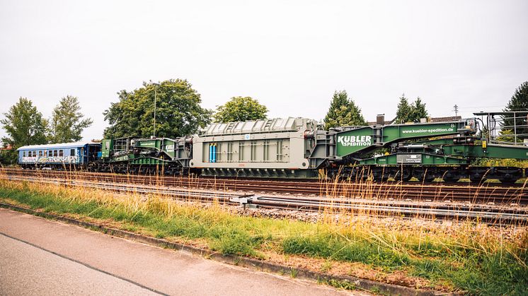 Seit Juli ist der ﻿﻿380/110-kV-Transformator der LEW Verteilnetz auf dem Weg zu seiner Endstation: dem Umspannwerk Vöhringen