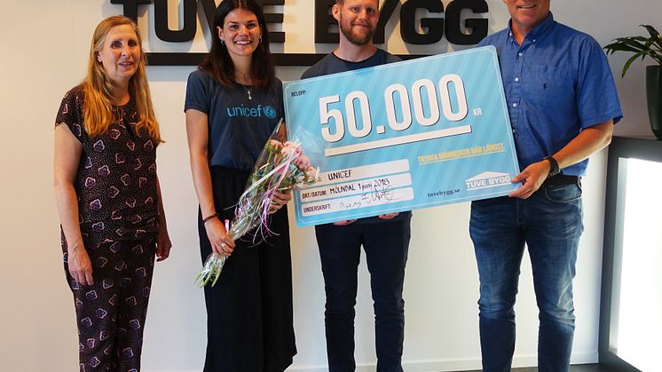På bilden syns Ella Wåhlin och Joakim Hall från Unicefs Frivilliggrupp i Göteborg, ta emot check och blommor av Pia Taxén och Lars Elfast från Tuve Bygg AB.