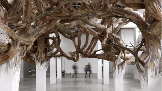 Henrique Oliveiras værk Baitogogo udstillet på Palais de Tokyo i Frankrig. Til H.C. Andersens Hus skaber Oliveira en kæmpemæssig træinstallation med inspiration fra eventyret Fyrtøjet. Foto: André Morin