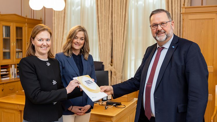 Styreleder Marit Berger Røsland og direktør Adele Matheson Mestad overleverer årsmeldingen til første visepresident Svein Harberg.