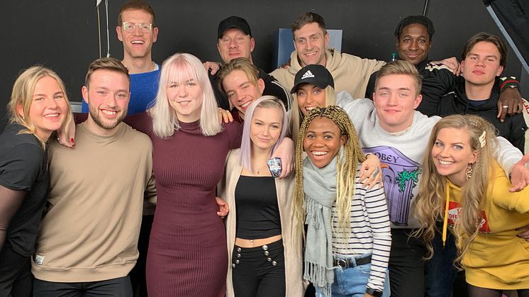 TikTok: Carina Olsson, Jørgen Wear, Sara Cecilie Leite, Victoria Olsen,Sabina Majaliwa, Nicholas Løken, Silje Sirnes Winje. Bak: Kevin Haugan, Ida Celine Nordhaug Rad 3: Magnus Waaler Anders Wenaas, Kristoffer Kaalsaas,Karl Fredrik Førli, Birk E.Skar