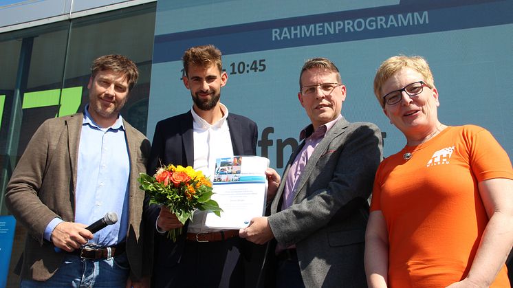 Daniel Berger (2.v.l.) gemeinsam mit TH-Präsidentin Professorin Dr. Ulrike Tippe, Prof. Dr. Bertil Haack und Promos-Geschäftsführer Jens Kramer (l.).