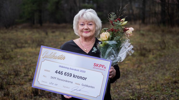 SKPF Pensionärernas ordförande Liza Di Paolo-Sandberg tog emot årets överskottscheck från lotteriet Guldkanten.