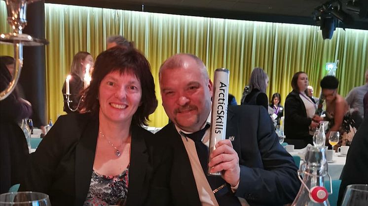 Så här glada blev Katarina Lindberg, rektor på Gränsälvsgymnasiet i Övertorneå och Leif Lahti, direktör på Utbildning Nord när de mottog stafettpinnen för Arctic Skills av Kirkenes vgs. Foto: Aija Nilsen