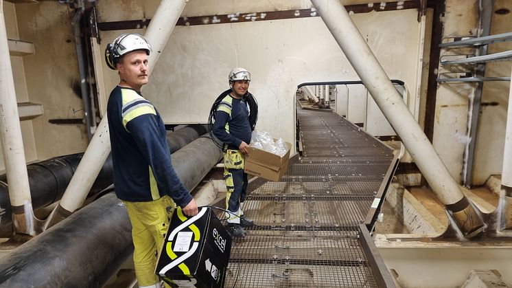 Tobias Eriksson och Reza Payandeh på One Nordic drar ut kablage för ett nytt larm- och passersystem inuti Högakustenbron. Bild: Fredrik Jonsson