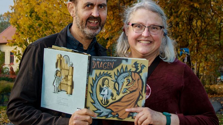 Forfatter Gro Dahle og hennes illustrasjonsmann Svein Nyhus står bak et helt bibliotek med bildebøker som på klokt og poetisk vis tematiserer tabuiserte og vanskelige temaer. Foto: Line Fresti