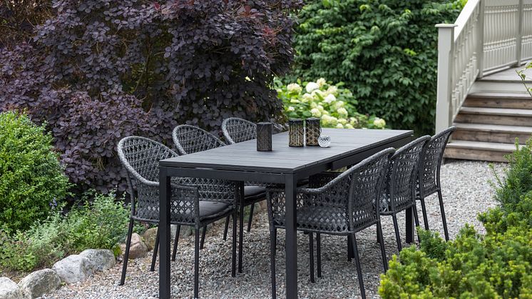 Rusta_2024_S2_Extended_Set_Table_Barcelona_Chairs_Amalfi_Black-1-I