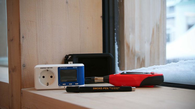 Energiväskan innehåller fyra mätverktyg som du kan använda för att upptäcka energitjuvar i din bostad. Foto: Skellefteå kommun. 