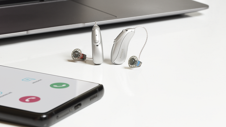 PH_Pic_Audeo-L-R_Lifestyle_MultipleConnections_LR_