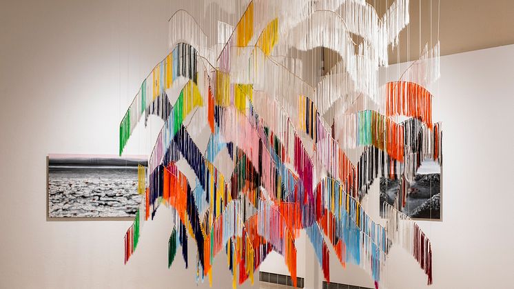 Installationsvy: Outi Pieski, Min eana, min ivnniiguin/Vårt land, våra löpande färger, 2015