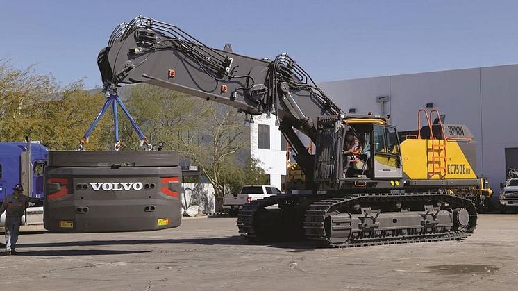 Volvo EC750E High Reach lossar en motvikt