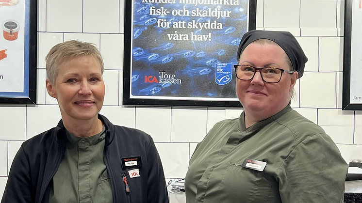 Petra Flygare och Helena Hörnstedt på Ica Torgkassen