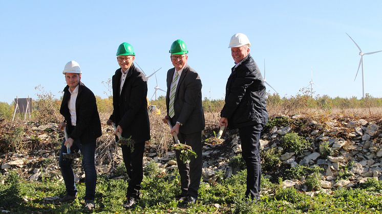 Haben mit den Bauarbeiten begonnen: Kai Agnesens, Planer ESW, Christian Müller, Geschäftsführer Stadtwerke Paderborn, Michael Dreier, Bürgermeister Paderborn, und Peter Grote, Leiter Vertrieb ESW. 