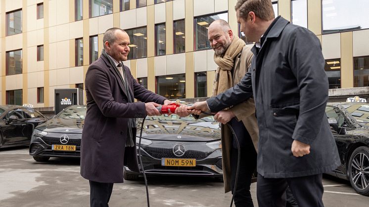 Hufvudstaden och Taxi Stockholm tecknar samarbetsavtal för att snabbladda elbilar i NK Parkaden