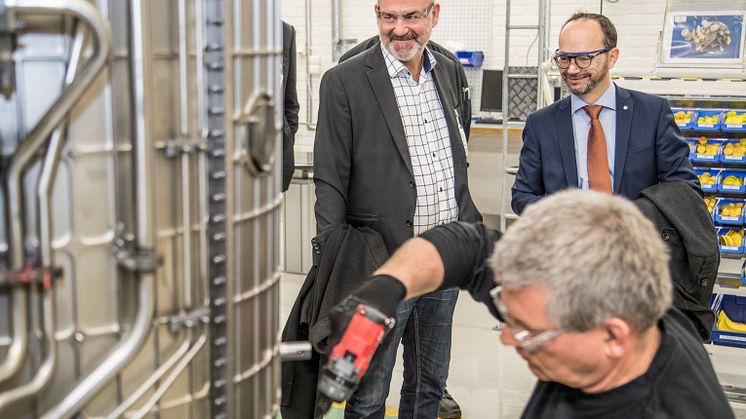 Tomas Eneroth (t h) och riksdagsledamot Peter Johnsson under verkstadsbesök på GKN.