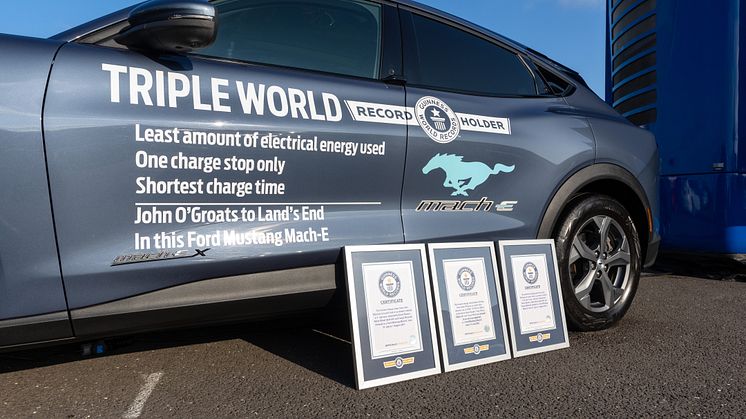 A TISZTÁN ELEKTROMOS HAJTÁSÚ MUSTANG MACH-E KÉT ÚJABB FELTÖLTÉSI REKORDOT IS ELÉRT, ÍGY MÁR HÁROMSZOROS GUINNESS-CSÚCSTARTÓ