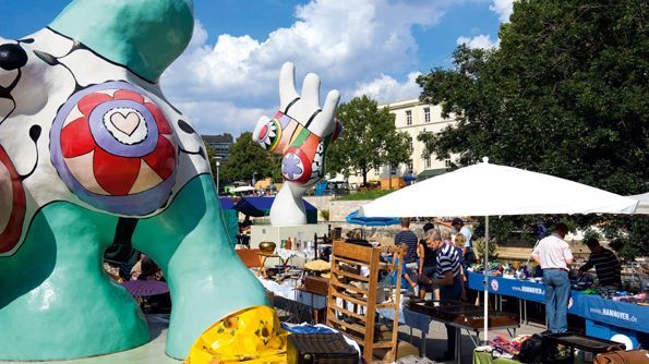 app'en Hannover Pro guider også til loppemarkeder - her med en Nana-skulptur i forgrunden