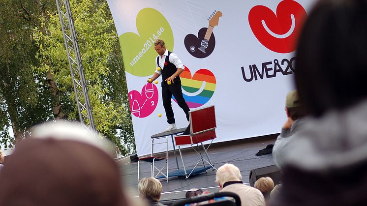 Johan Wellton invigde den sjätte av kulturhuvudstadsårets årstidsinvigningar, Tjakttjagiessie och Nycirkusfestivalen, i Broparken, Umeå den 30 augusti 2014. Foto: Anders Magnusson