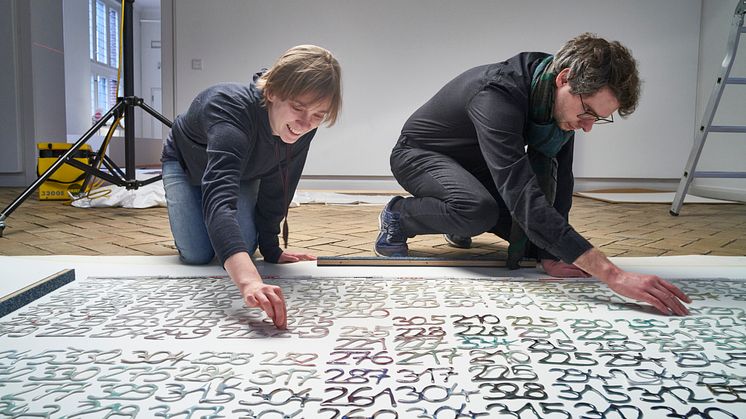Lena Kaapke beim Aufbau einer ihrer Installationen (mit Erik Schüller).