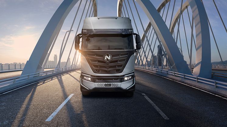 Nikola Tre FCEV har plass til rundt 70 kg hydrogen ved 700 bar. Denne kapasiteten kombinert med den raske påfyllingstiden på like under 20 minutter, gir en rekkevidde på 800 km.