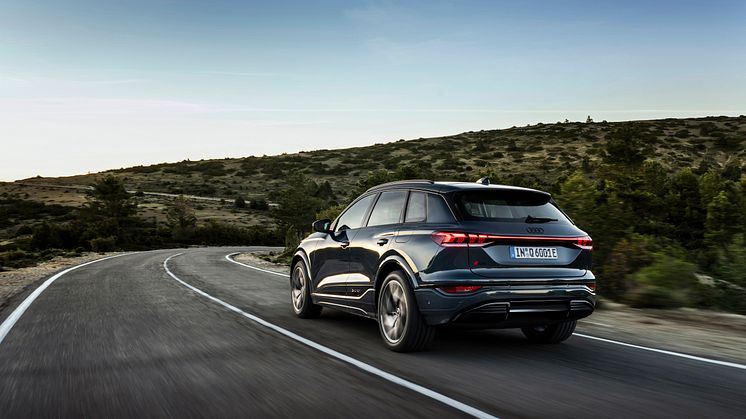 Audi Q6 e-tron quattro (Plasmablå metallak)