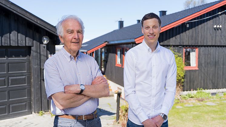 Helge Stalsberg og Odin Foldvik Eikeland foran huset der solcelleanlegget skal monteres, foto:Mikael Utsi