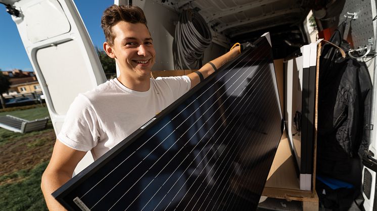 Produktionen av solcellsel växer starkt i Helsingborg och Ängelholm och det är bråda dagar för solcellsmontörer. Foto: Timo Julku.