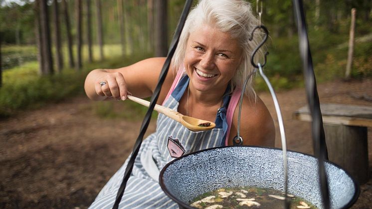 Elle Nikishkova visar hur man bäst lagar mat utomhus