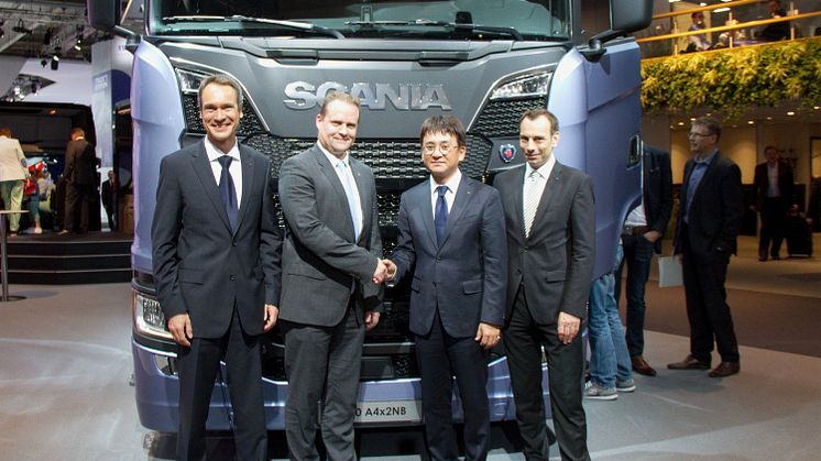 Hankook OE Account Manager Europe, Stephan Brückner; Scania Executive Vice President Purchasing, Anders Williamsson, Hankook OE Account Director Europe, Ryu Jae Seock; Hankook Vice President European Technical Center, Klaus Krause