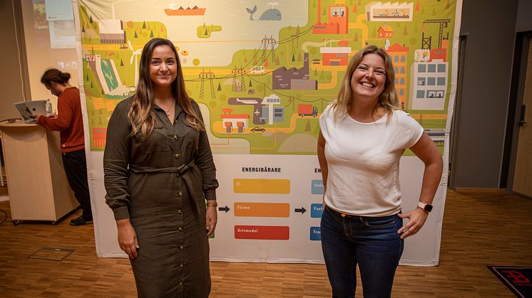 Amanda Landré och Jenny Gwitén från Arbetsmarknadskunskap/ECC berättar om energi och teknik för eleverna i årskurs åtta och nio. Foto Johan Nordström.