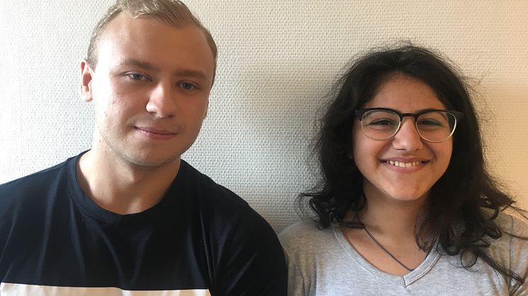 Simon Andersson och Amanda Khouri är med och arrangerar den stora debatten.  