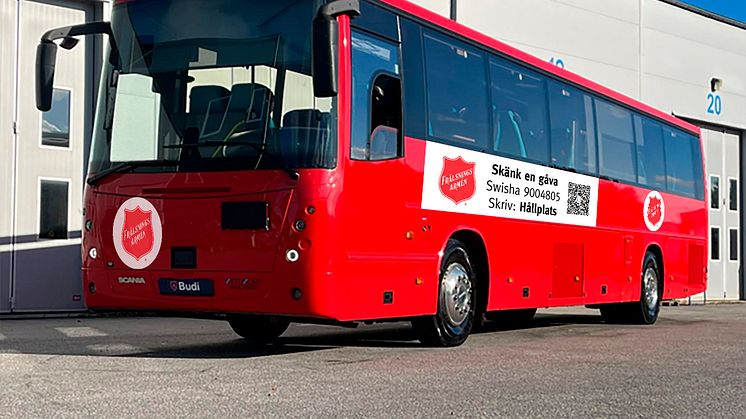 Frälsningsarméns buss för personer i hemlöshet dyker upp för första gången utanför Cityterminalen måndagen den 18 december. 