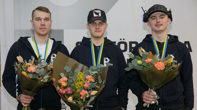 Medaljörerna i SM för unga plåtslagare 2023: 1:a Pontus Andersson, Lindesberg (mitten) 2:a Markuss Teraudkalns, Uppsala (t.v.) 3:a Eddie Embretsen, Gävle (t.h.)