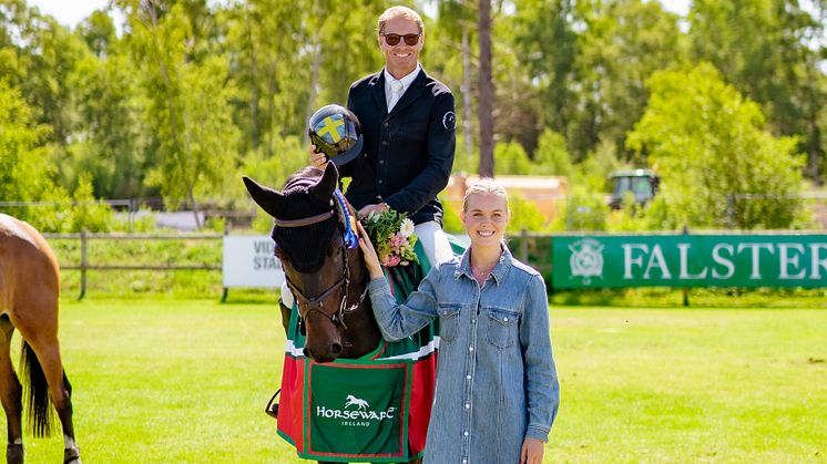 Marcus Westergren, Åby Ridklubb, tillsammans med valacken Lyandro MDB och Falsterbo Horse Shows Sportchef Josephine Sjölin. Foto: Orange Studios