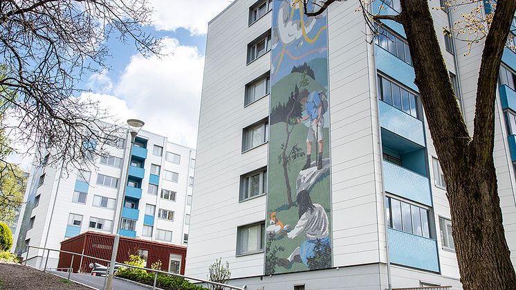 Den omfattande renoveringen på Siriusgatan har nått halvvägs med hus i ny kostym och konstverk i mosaik.