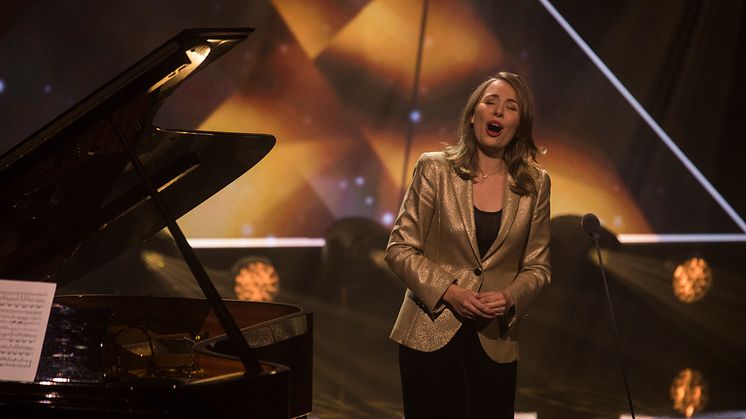 Operasanger Elsa Dreisig modtog Kronprinsparrets Kulturpris 2019 for med sin vokal at ramme publikum med en renhed, der både vidner om sanselig melankoli, kunstnerisk overskud og alsidighed. 