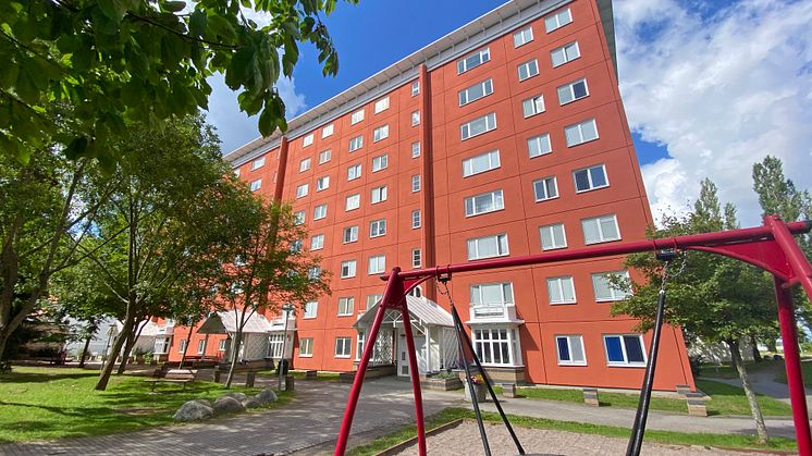 Hus med nyrenoverad fasad på Odens väg i Norsborg.jpg