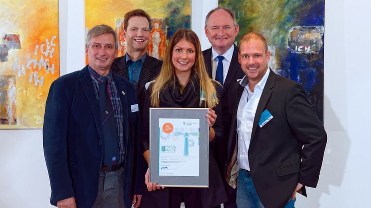 Leuchtturmprojekt 2018 "Kicken mit Klex" (v. l.): Andreas Klabunde, Stadt Bodenwerder, Jurymitglied Prof. Dr. Sebastian Braun, Sina Schubert, Dr. Stephan Nahrath, Geschäftsführer Westfalen Weser Energie, und Andreas Ruth. 
