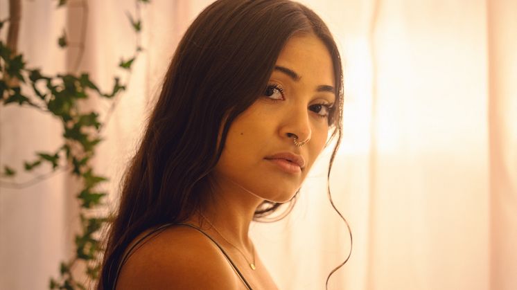 Singer-songwritern Manon Lamartine släpper singeln ”Igen” på fredag – och avslöjar kommande EP:n