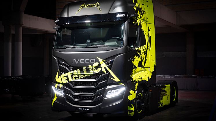 IVECO:n sähköllä ja luonnonkaasulla käyvien S-eWay ja S-Way Metallica Special Edition raskaan sarjan rekkojen ulkoasu on brändätty bändin 72 Seasons- albumin väreihin.