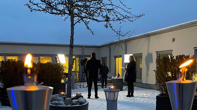 Stämningsfullt på högskolans takterass vid avslutningshögtiden.
