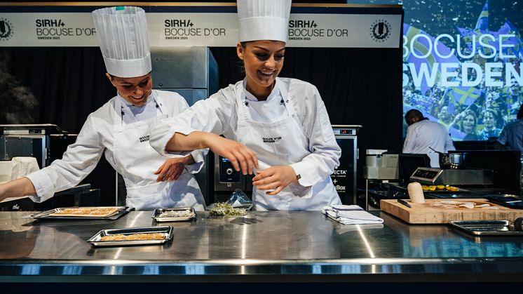 Lovisa Hutton med sin commis Maja Iggström i tävlingsköket. Foto: Samuel Unéus