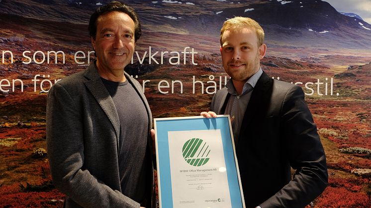 Från vänster: Sergio Duarte, produktspecialist på Miljömärkning Sverige och Patrik Gustafsson, Konceptchef, Office Management.