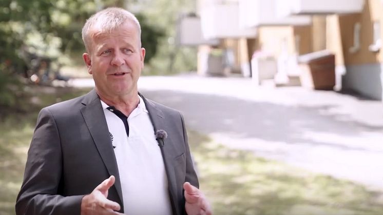  I HSB Stockholm Skidstaven 1 i Västertorp har energianvändningen halverats genom att tilläggsisolera huset, byta fönster och installera en ny ventilationslösning med rören dragna i fasaden säger Kristian Gauffin projektchef fastighetsutveckling HSB.