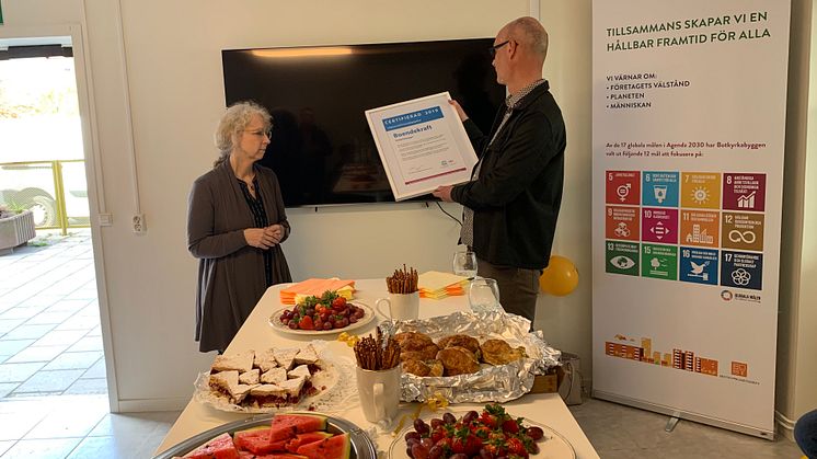 Chris Österlund, vd Botkyrkabyggen, mottagar certifieringen från Mikael Morberg, Unesco LUCS