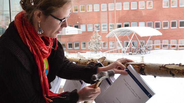 Audrey Schillings ”nails” her thesis, about oxygen outflow from the Earth's atmosphere, at the Space Campus in Kiruna, Sweden. Photo: Annelie Klint Nilsson, IRF