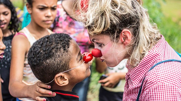Clowner utan Gränser tar skrattat till Brasilien och miljökatastrofens drabbade