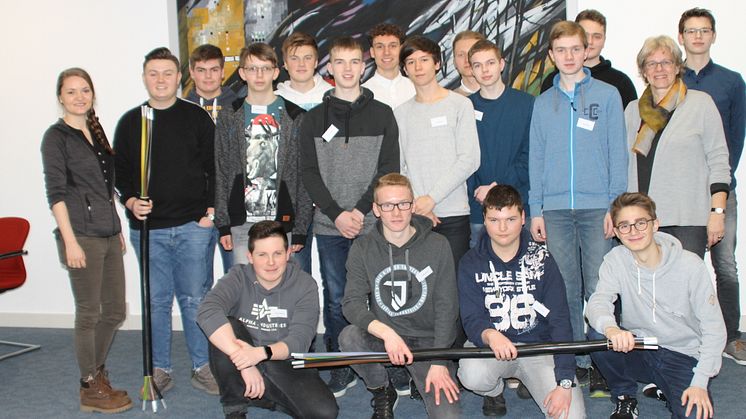 Gruppe des Energy Camps 2019 mit Anne Stracke-Hoberg, Schul- und Jugendkommunikation Westfalen Weser Energie (r.) und Carolin Pieper, EnergieImpuls OWL (l.)